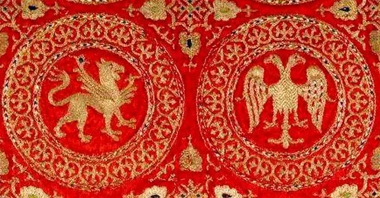 Красная тканевая вышивка с орлом и грифоном в геральдическом круге