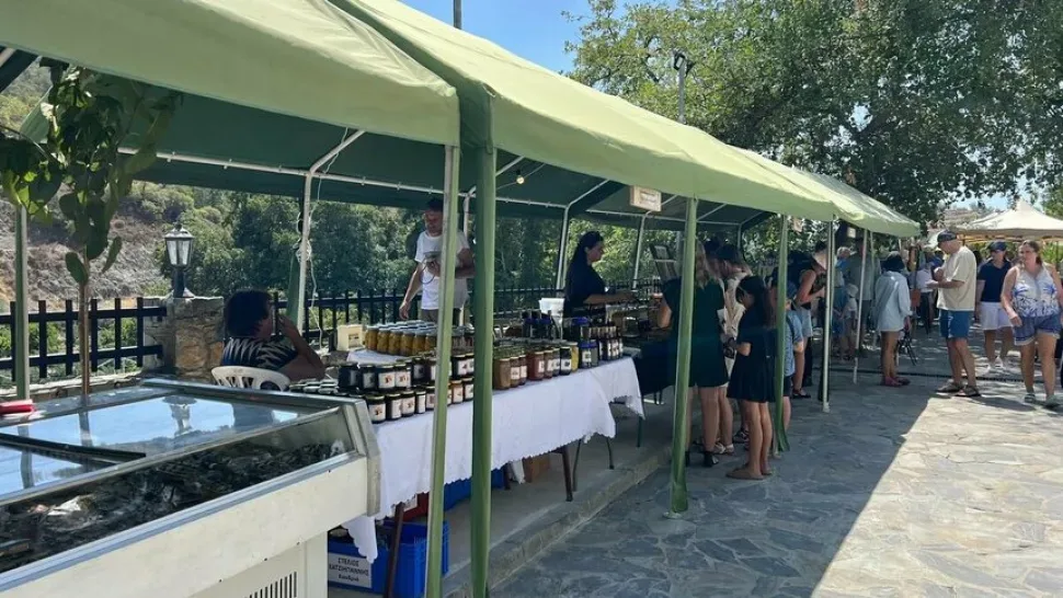 Торговые палатки с продавцами и гостями фестиваля на площади