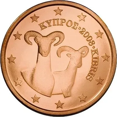 Группа муфлонов, отдыхающих под деревьями в лесном заказнике Ставрос-тис-Псокос