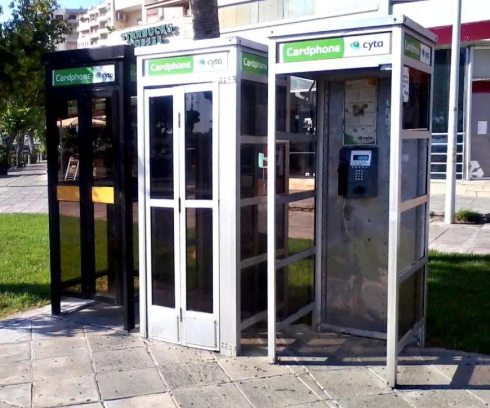 Ряд современных будок Cardphone CYTA на тротуаре с аппаратами Ряд современных будок Cardphone CYTA на тротуаре с аппаратами