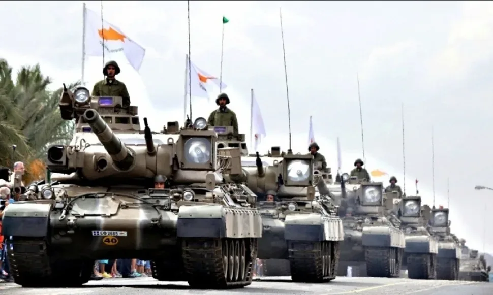 Колонна танков на военном параде в Никосии