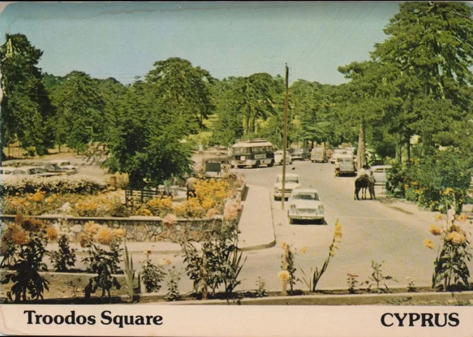 Почтовая открытка Troodos Square с улицей и деревьями в Троодосе