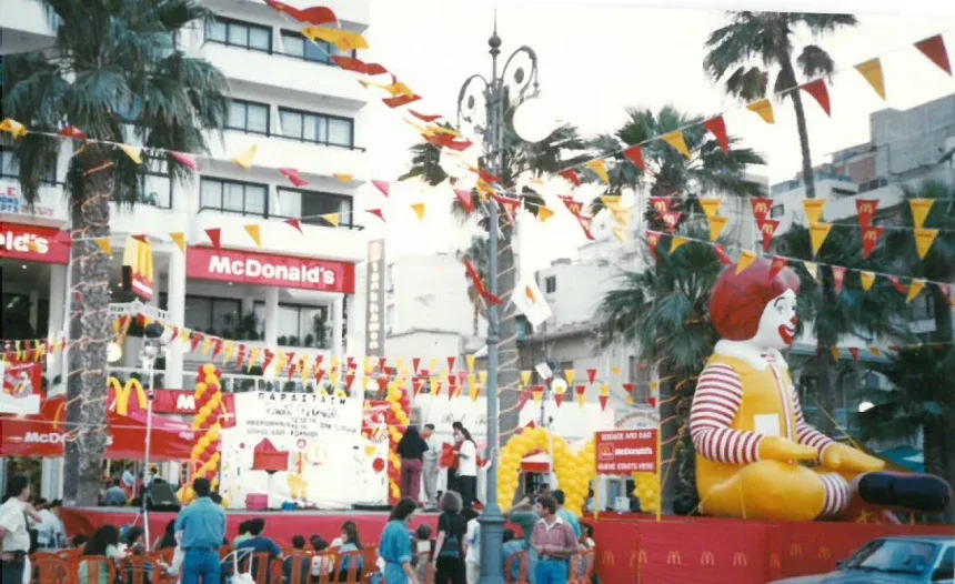 Праздничная улица с украшениями и гигантским надувным клоуном у McDonald’s