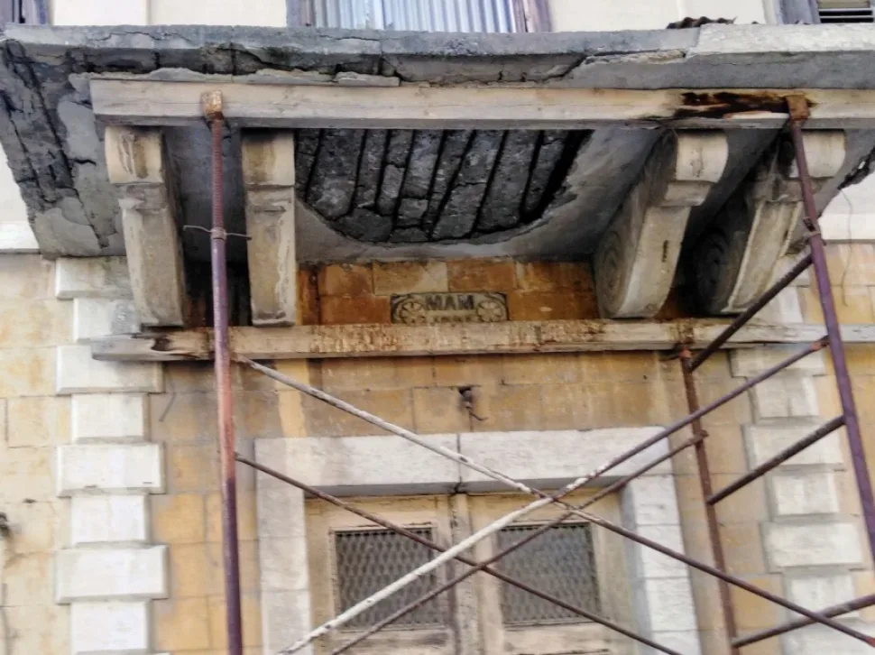 Декорированный вход особняка с балконом и опорами под навесом
