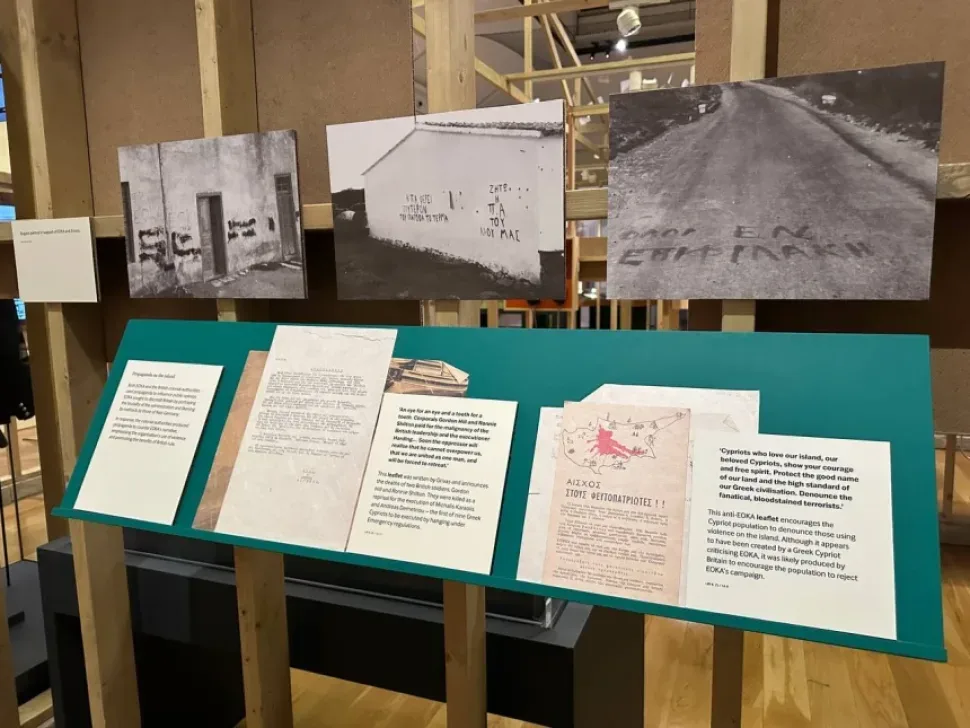 Панель с фотоматериалами и печатными листовками на стенде экспозиции