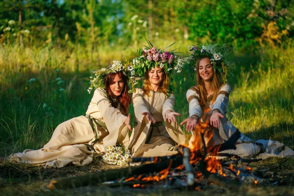 Женщины в венках у костра на празднике Купалы в ночном обряде