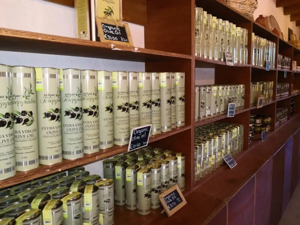 Полки с коробками и плитками шоколада из ослиного молока в фирменном магазине Полки с коробками и плитками шоколада из ослиного молока в фирменном магазине