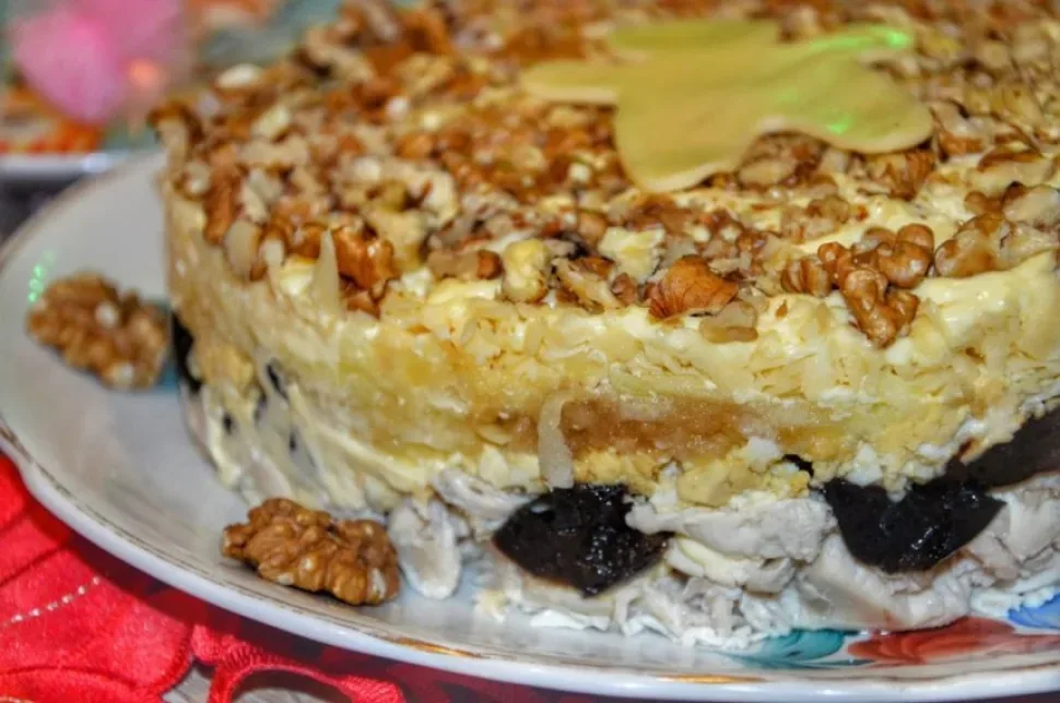 Крупный план слоев салата с курицей и черносливом