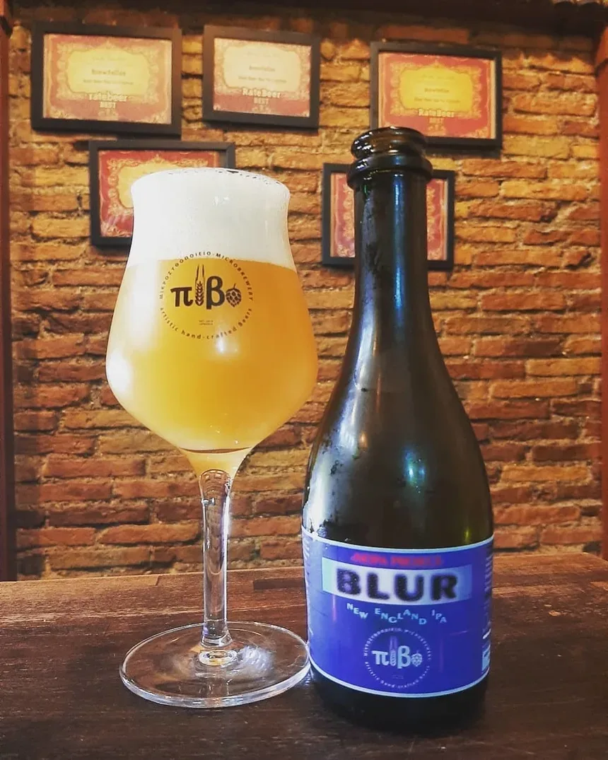 Бутылка и бокал пива Pivo сорта Blur на барной стойке