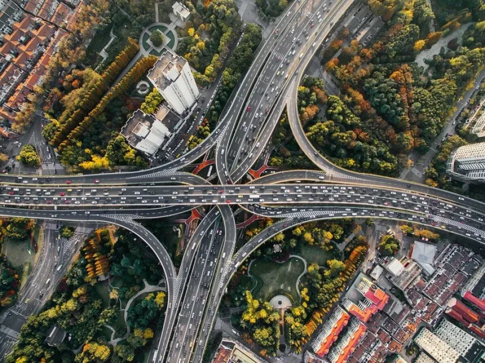 Перекрёсток забит машинами - Pexels Перекрёсток забит машинами - Pexels