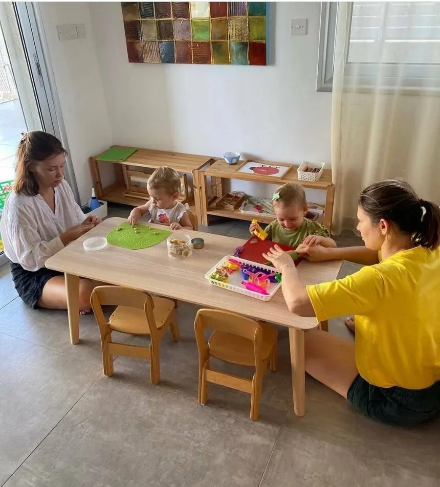 Дети и родители за столом в творческой Монтессори‑зоне Family Academy