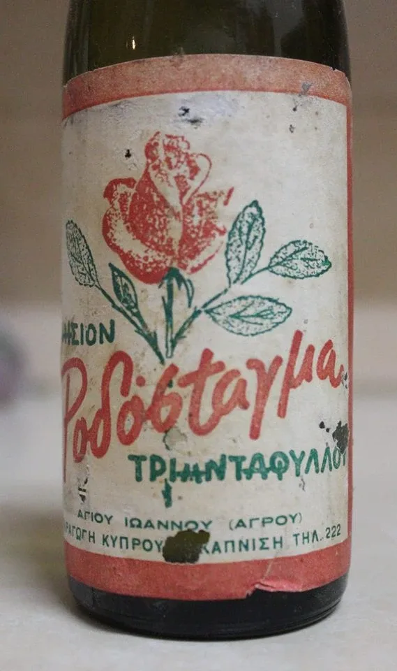 Крупный план этикетки старой розовой воды с надписью и рисунком розы