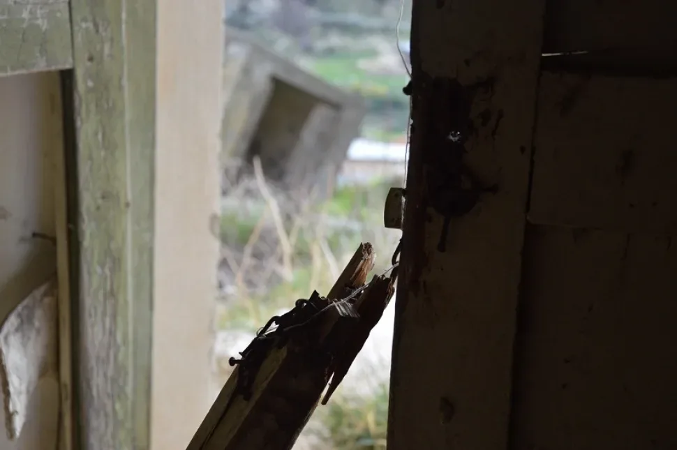 Вид с дороги на холмы Акурсоса при закате неба Вид с дороги на холмы Акурсоса при закате неба