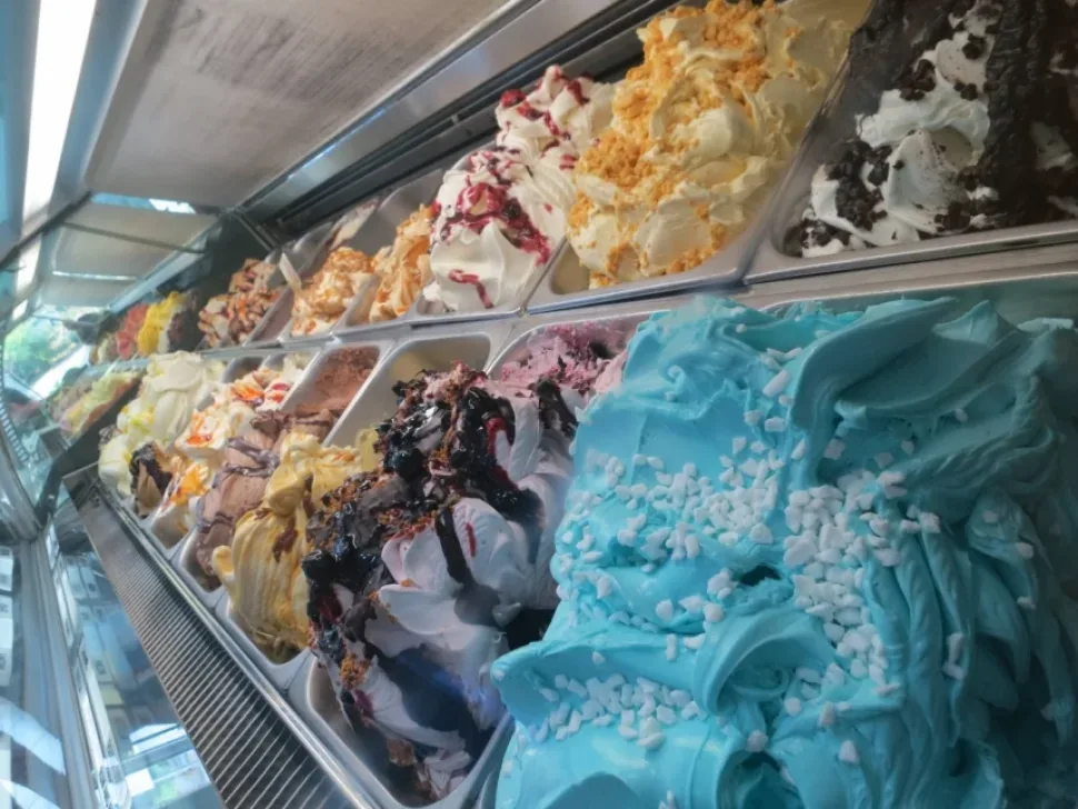 Витрина с множеством вкусов домашнего мороженого в E Cosi Gelateria