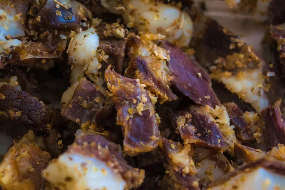 Тёмные и бордовые кусочки цамареллы с ароматными крошками орегано
