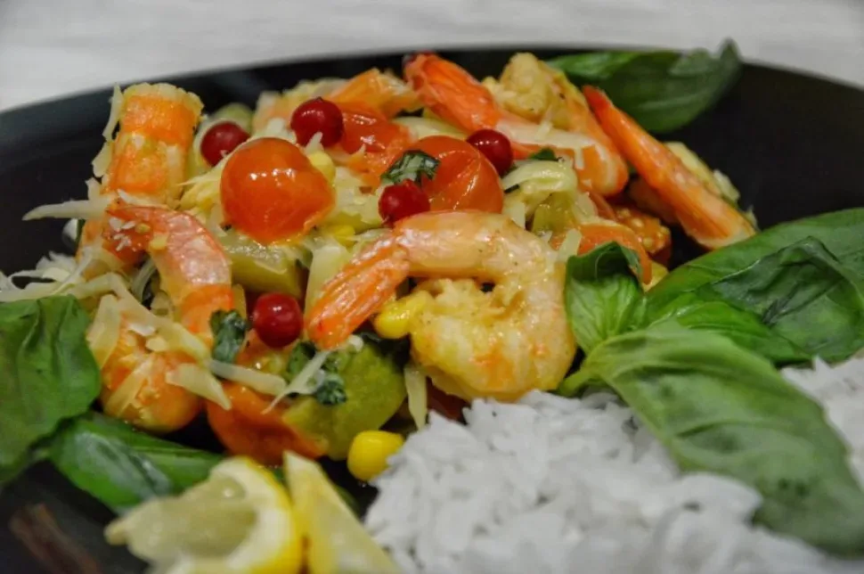Порция стир‑фрай с рисом, лимоном и листьями свежего базилика