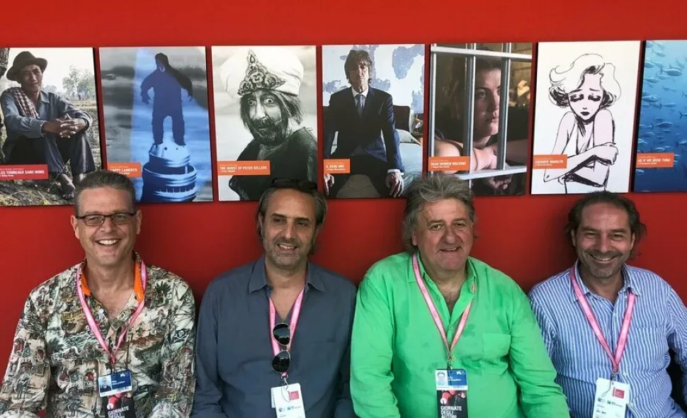 Три человека на сцене во время Q&A по документальному фильму «Призрак Питера Селлерса