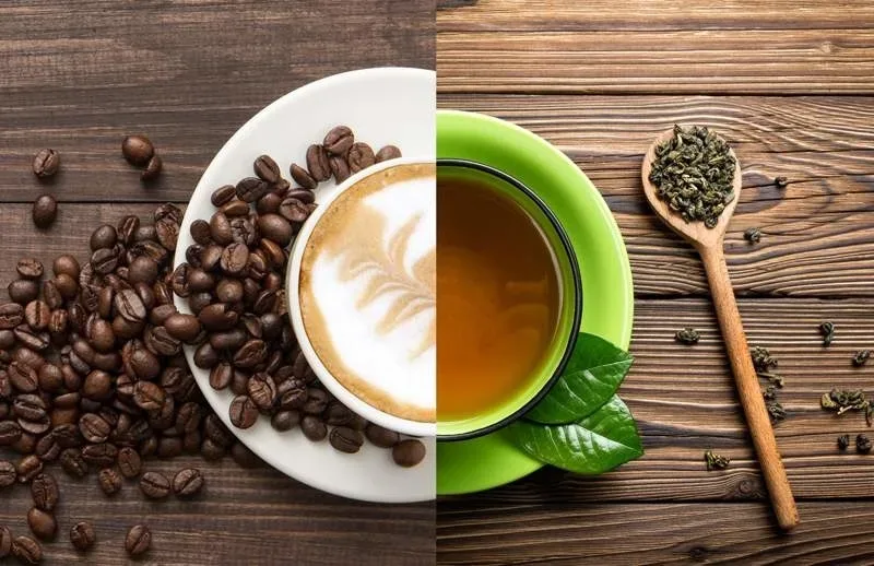 Чашка кофе и чашка чая рядом как иллюстрация темы «Никакого чая» на Кипре