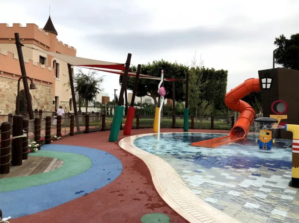 Детский водный бассейн с мелкой глубиной и игровыми фигурками