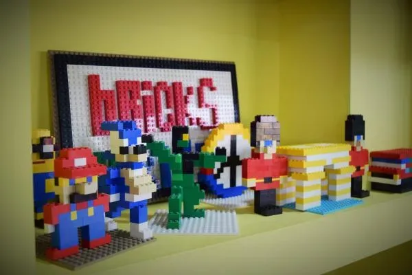 Фигуры и постройки из конструктора Lego на полке креативного центра Bricks 4 Kidz