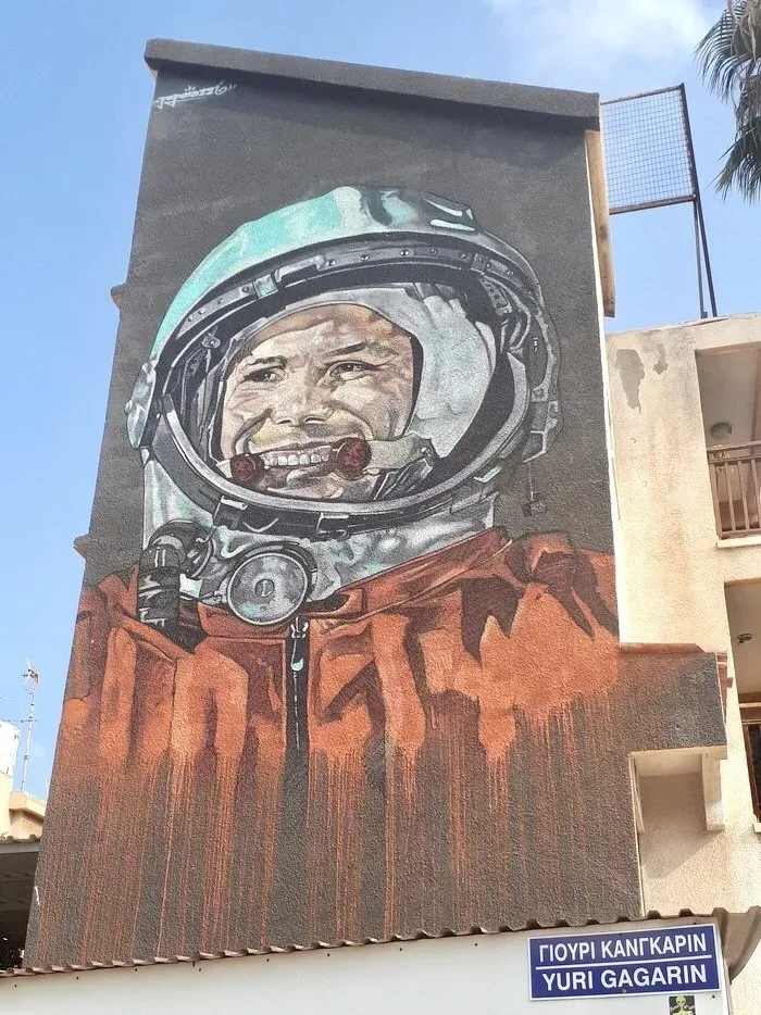 Граффити с изображением Юрия Гагарина и табличкой Yuri Gagarin на здании