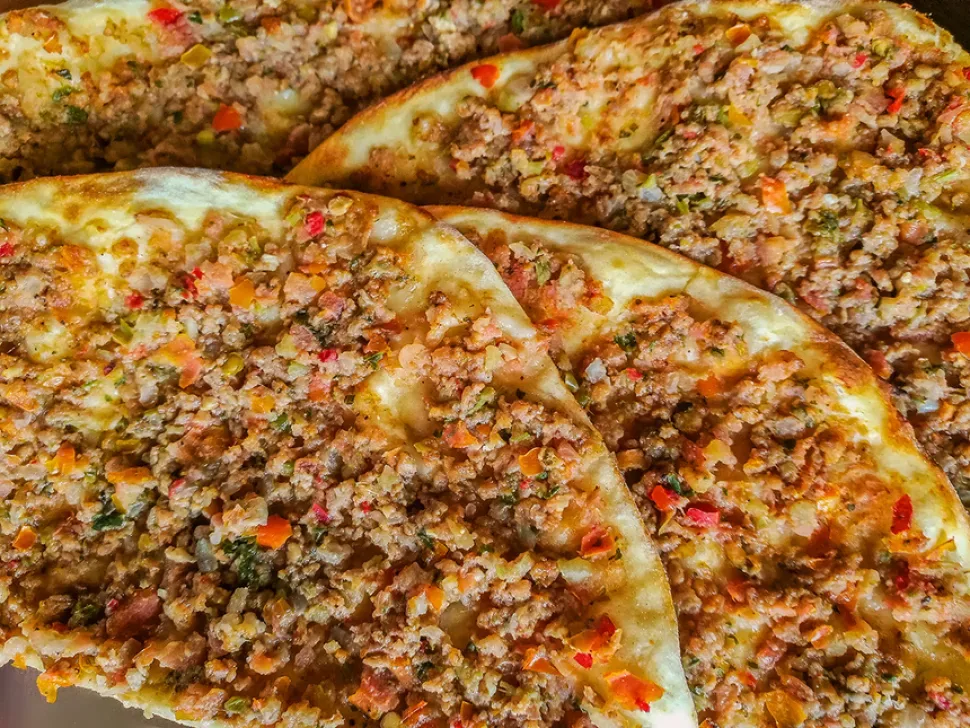 Тонкие лепешки лахмаджун с мясной начинкой и зеленью