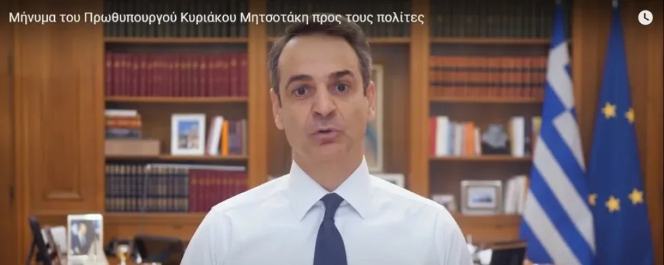 Кадр из видео: мужчина в кабинете повторяет фразу на фоне книг и флага Кадр из видео: мужчина в кабинете повторяет фразу на фоне книг и флага