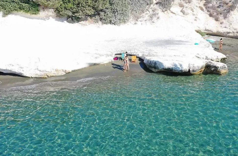 Кромка воды и песчаная береговая линия между скалами Палм-Бич Кромка воды и песчаная береговая линия между скалами Палм-Бич