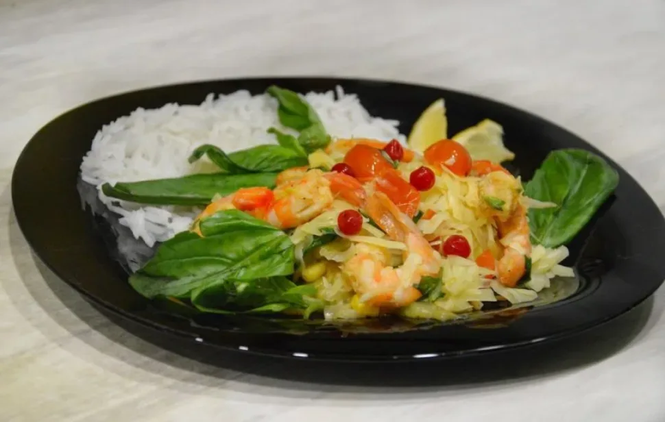 Салат‑подача с креветками, кукурузой, тёртым сыром и листьями базилика