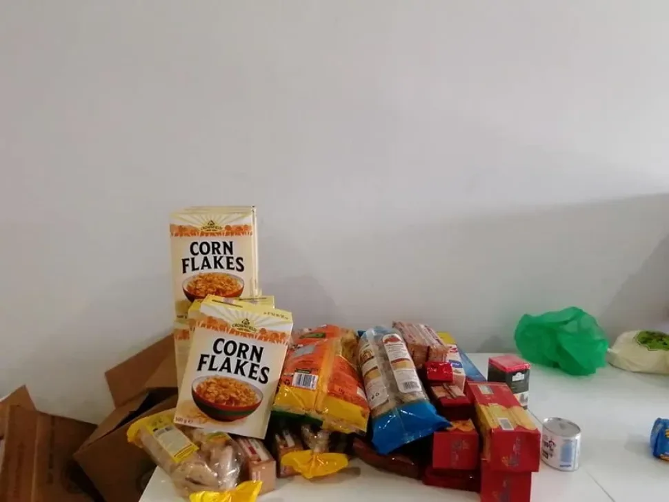 Сложенные стопки предметов первой необходимости и продуктов в сборном центре помощи Сложенные стопки предметов первой необходимости и продуктов в сборном центре помощи