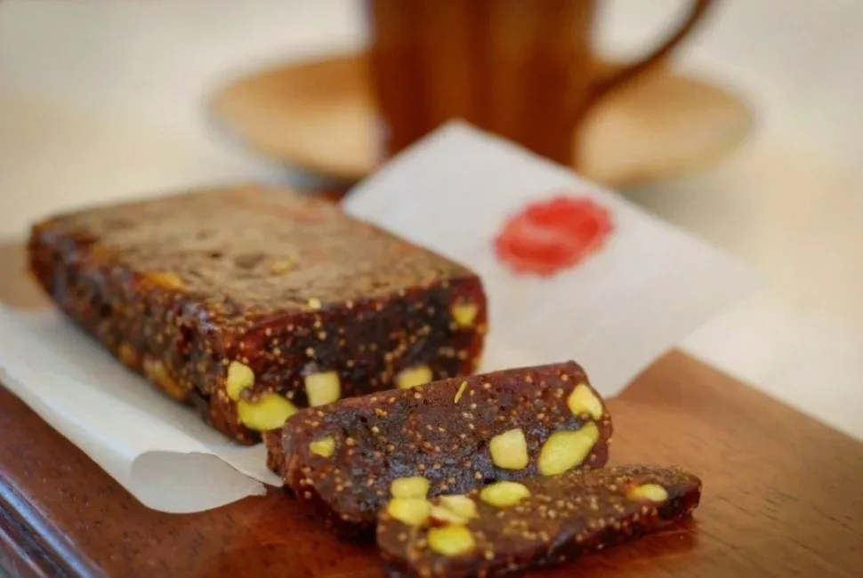 Кусочки сикопиты из инжира с орехами как местный десерт фестиваля