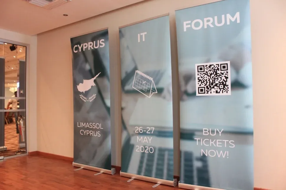 Три ролл-ап баннера Cyprus IT Forum возле входа в конференц-зал Три ролл-ап баннера Cyprus IT Forum возле входа в конференц-зал