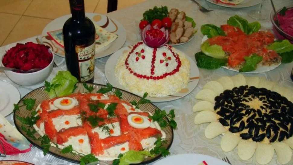 Крупный план салата Шапка Мономаха украшенного гранатом и луковой короной