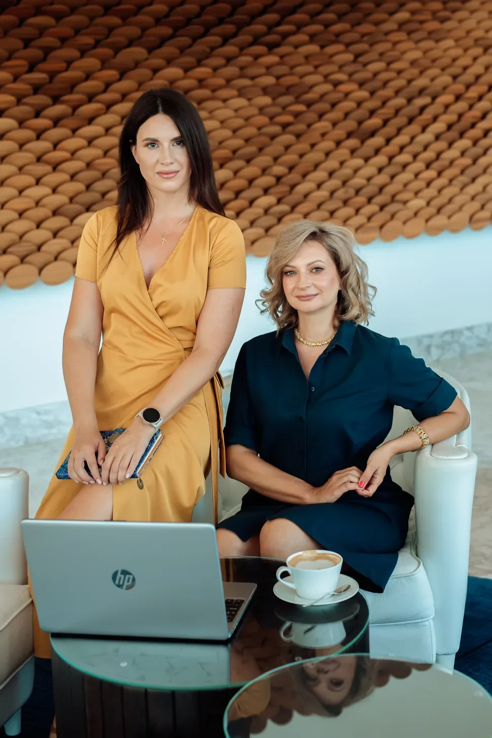 Основательницы Q Travel в офисе в Лимассоле у ноутбука и чашки кофе