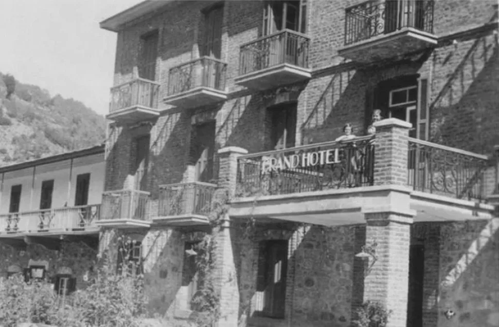 «Grand Hotel» в Платрес, Кипр, 1926 год. «Grand Hotel» в Платрес, Кипр, 1926 год.