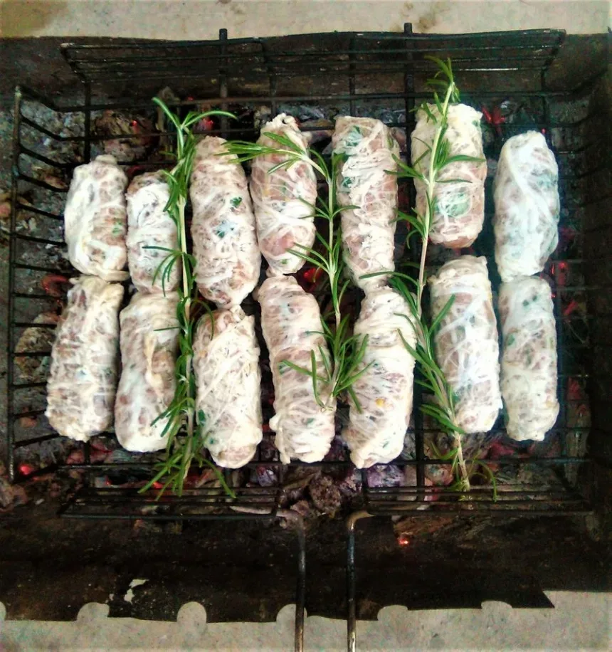 Фарш с луком, петрушкой и специями перед формовкой маленьких колбасок шефтальи