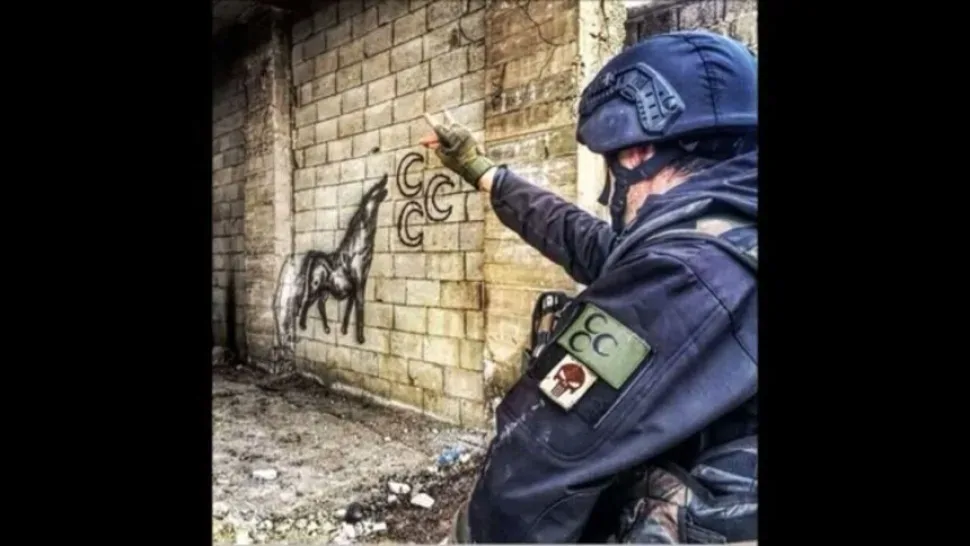 Портрет мужчины в клетчатой рубашке опирающегося на стену во дворе Портрет мужчины в клетчатой рубашке опирающегося на стену во дворе