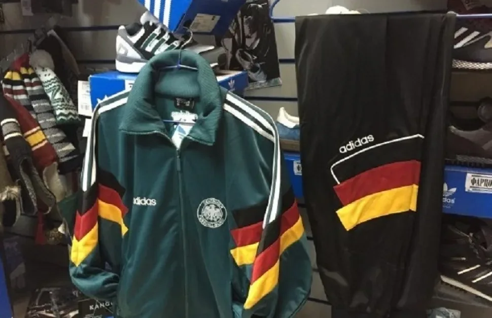 Спортивный костюм с логотипом adidas на вешалке в магазине