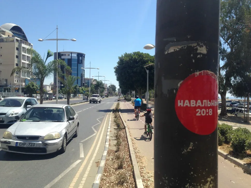 Прибрежная улица с наклейкой «НАВАЛЬНЫЙ 20!8» на опоре освещения