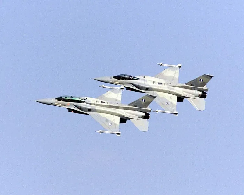 Три истребителя F-16 в светло-серой окраске предположительно греческие