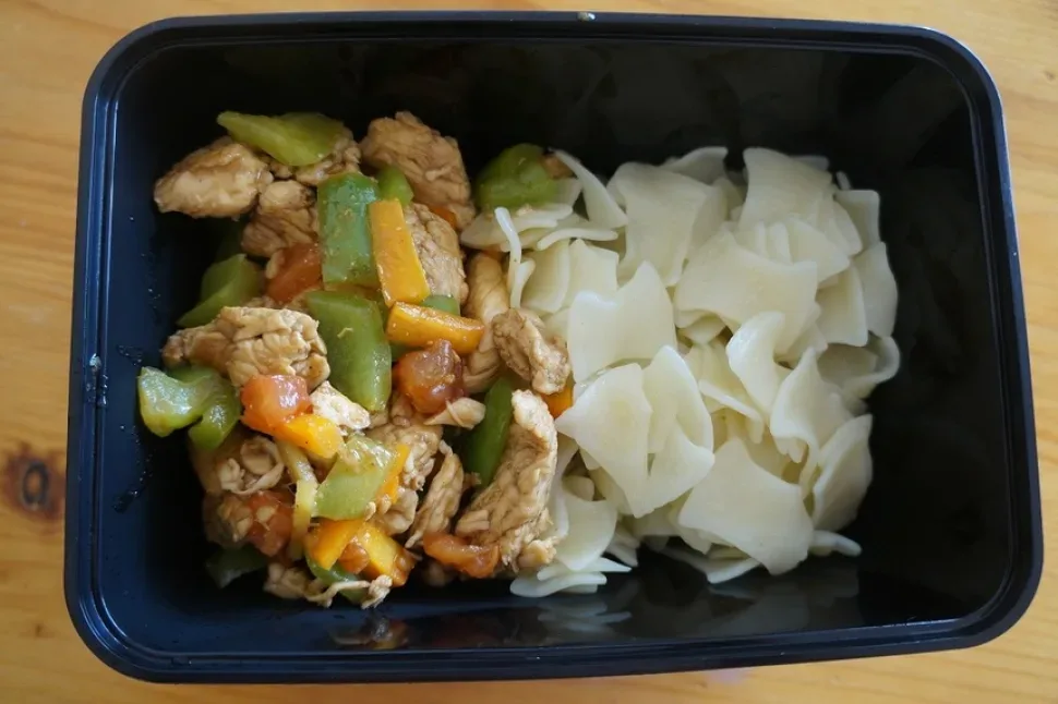 Порция сувлы из маринованного мяса с кусочками овощей