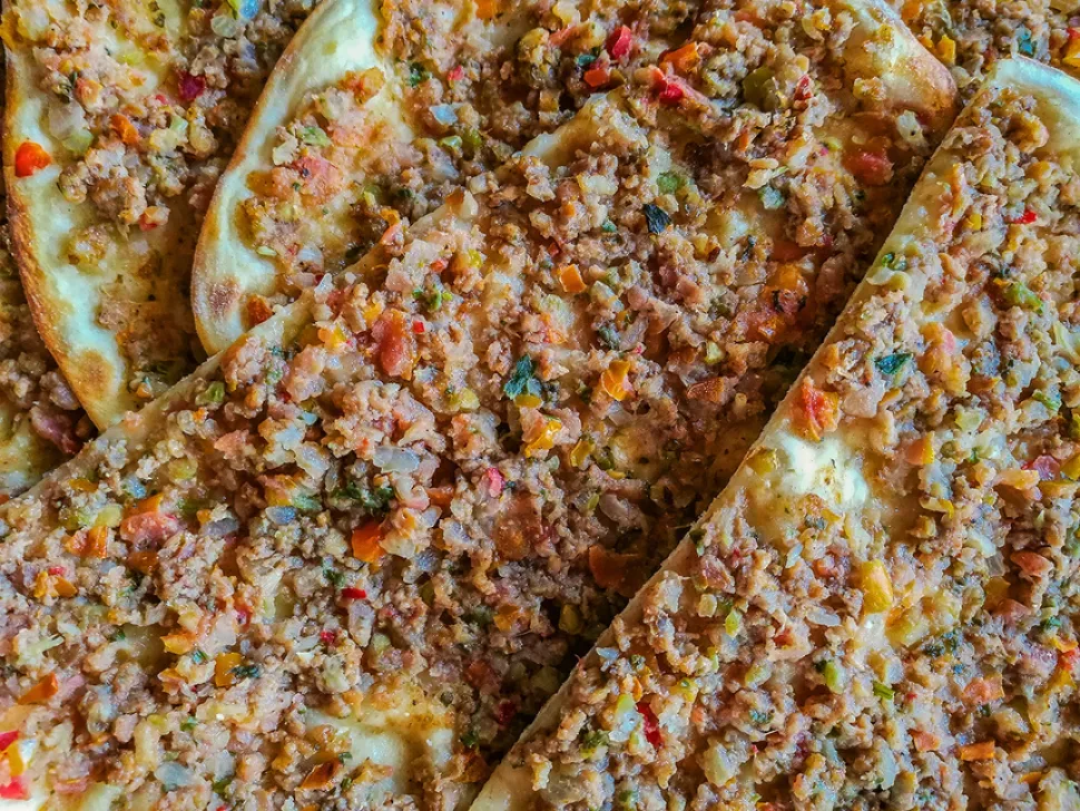 Крупный план лахмаджуна с рублеными овощами и мясом