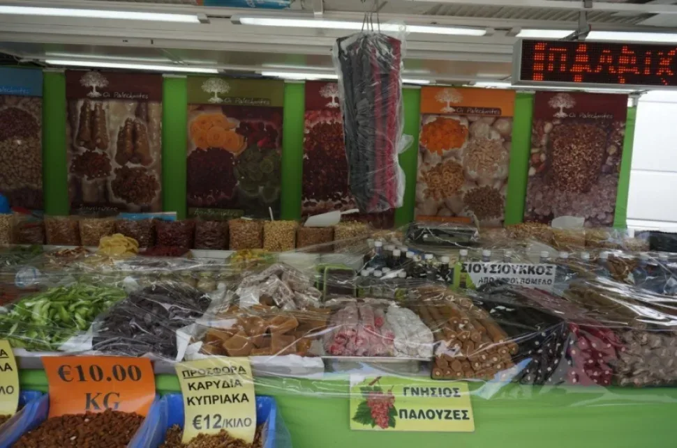 Паровозик, везущий детей через улицы праздника в Агросе