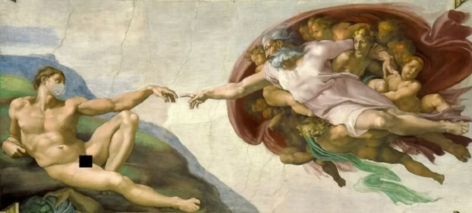 Военнослужащий с маской на фоне площади у миланского собора