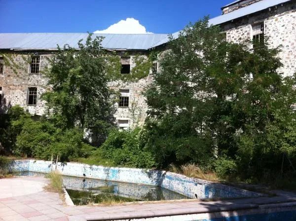 Заброшенный плавательный бассейн отеля Беренгария с дождевой водой и зарослями