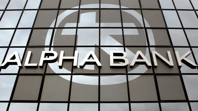 Вывеска Alpha Bank на стеклянном фасаде офисного здания