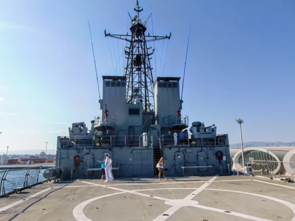 Вертолетная площадка на кормовой палубе с антеннами и надстройкой позади