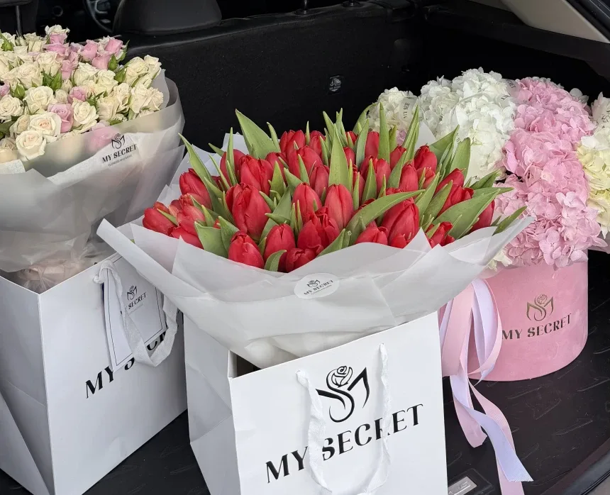 Ассорти букетов с тюльпанами и фирменными пакетами My Secret Flowers