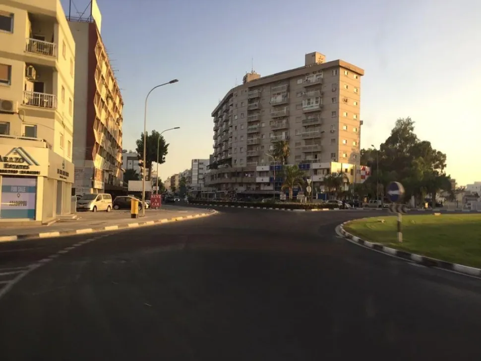 Круговое движение у порта Ларнаки на прибрежной дороге