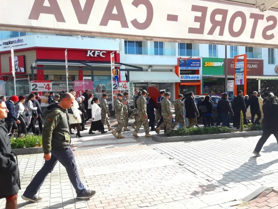 Священнослужители в богослужебных одеяниях на главной улице Айя‑Напы